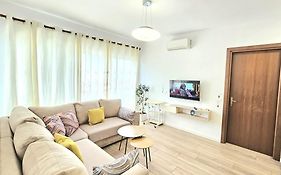 Cozy 1 Bedroom Apartment Near Parks, Cafes & Restaurants